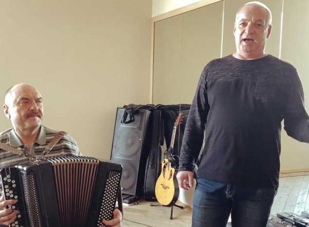 Артисты ансамбля «Вольница» исполнили песню «Поезд уходит далёко…»