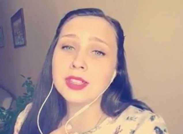 Артистка академического хора Губернаторской симфонической капеллы Валентина Матвеева исполнила романс «Сей поцелуй»