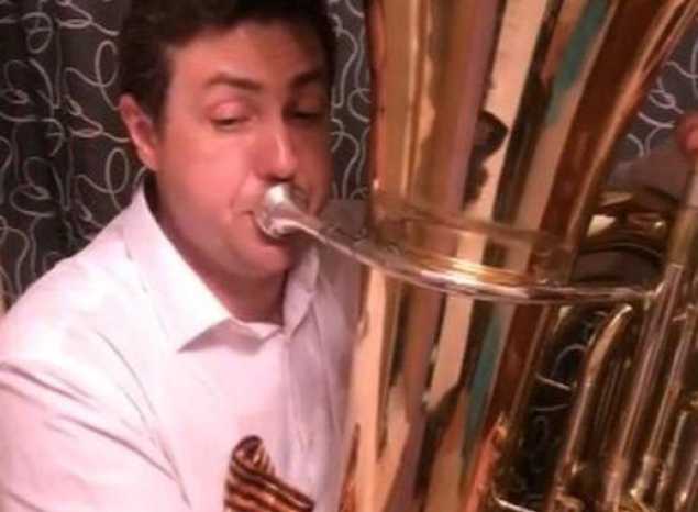 Музыкант оркестра Губернаторской симфонической капеллы Антон Пригарев исполнил главную мелодию Дня Победы!