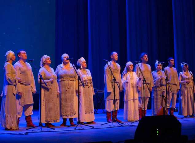 Предлагаем посмотреть фрагменты юбилейного концерта ансамбля «Миряне» от 2015 года