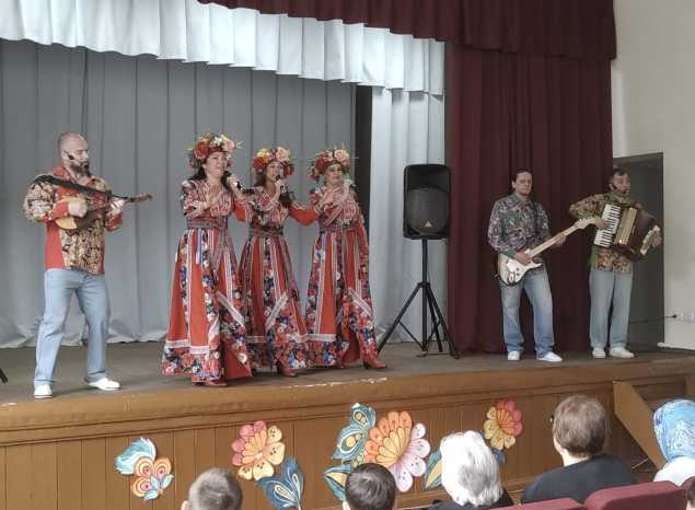 Артисты ансамбля «Злато-Серебро» выступили для жителей села Волчково