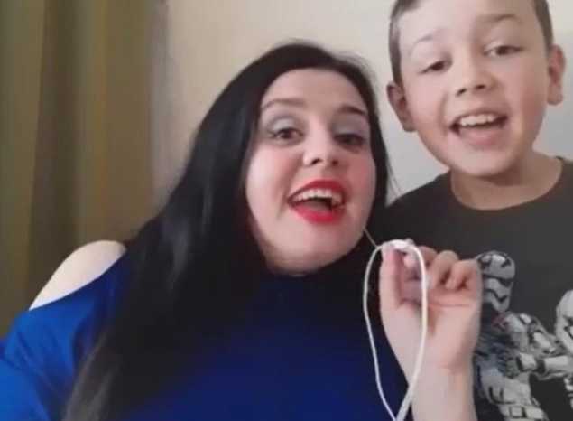 Гульсина Рафекова с сыном Альбертом исполняют песню «Главное на свете – это дети!»