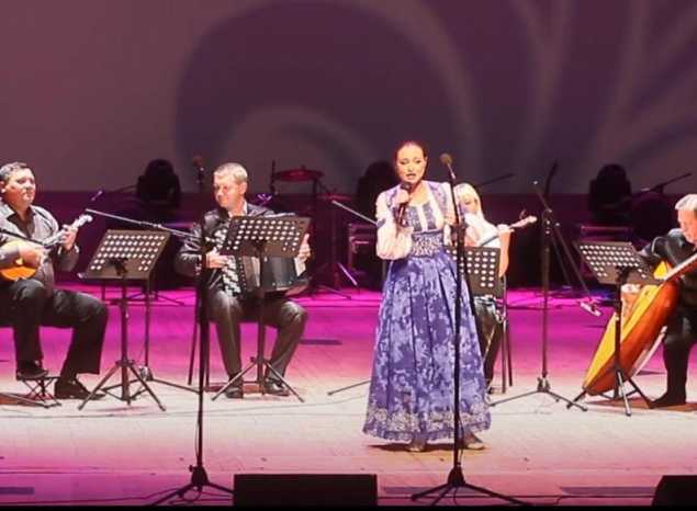 Предлагаем посмотреть фрагмент выступления Марты Серебряковой и ансамбля «Губернiя» от 2014 года