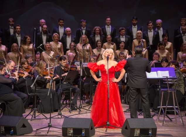 Предлагаем посмотреть фрагмент сольного концерта Заслуженной артистки России Елены Сафроновой