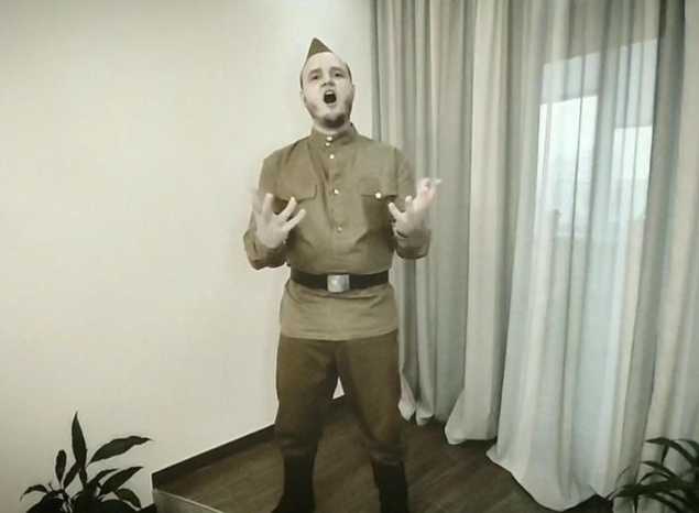 Солист Губернаторской симфонической капеллы Сергей Князев исполнил песню «Поклонимся великим тем годам»