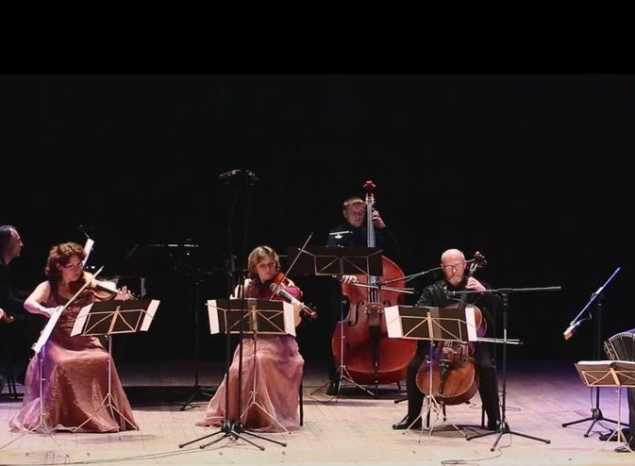 Предлагаем посмотреть фрагмент концерта струнного квартета «Премьера» и Александра Митенёва (бандонеон, г. Санкт-Петербург)