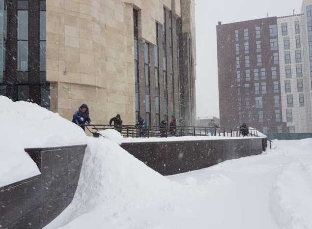 На территории «Пензаконцерта» ведутся работы по уборке снега