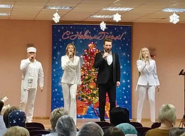 Солисты ансамбля «Экспресс-бэнд» выступили для сотрудников больницы им. Н.Н. Бурденко