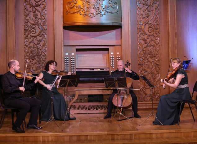 Предлагаем посмотреть фрагменты концертных программ струнного квартета «Премьера» разных лет!