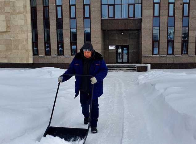 На территории «Пензаконцерта» продолжаются работы по уборке снега