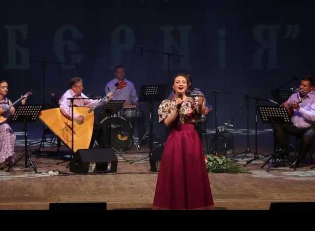 Предлагаем посмотреть фрагменты концертной программы «Ромашковые поля» в исполнении Марты Серебряковой и ансамбля «Губернiя»