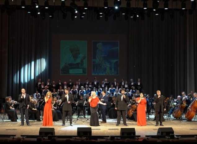 Предлагаем послушать песни Александры Пахмутовой и Николая Добронравова в исполнении Губернаторской симфонической капеллы