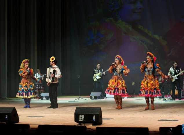 Предлагаем посмотреть фрагмент концерта «Мы разные: от фольклора до эстрады» ансамбля «Злато-Серебро»