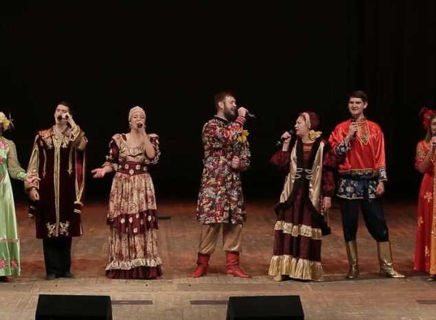 Артисты группы «Калейдоскоп» исполняют песню «Росиночка»