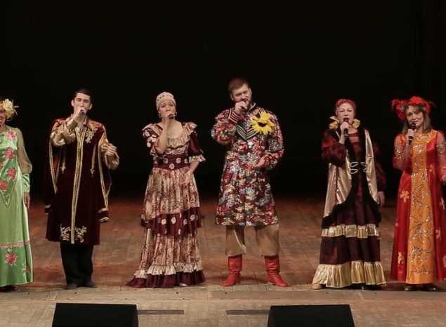 Артисты группы «Калейдоскоп» исполняют песню «Всё ещё впереди»