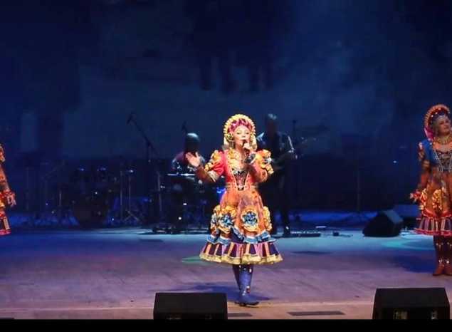 Предлагаем посмотреть фрагмент выступления ансамбля «Злато-Серебро» от 2014 года