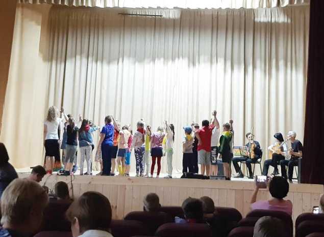 Творческий коллектив «Экспромт» выступил для ребят из летнего лагеря средней школы им. М. Н. Загоскина села Рамзая