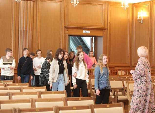 Ребята из школы № 37 совершили экскурсию по зданию филармонии