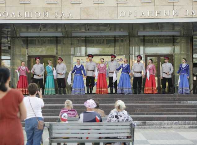 Артисты ансамбля «Казачья застава» выступили в рамках акции «Лето в городе»