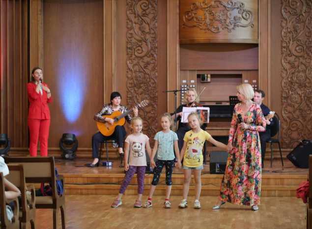 Творческого коллектива «Экспромт» выступил с программой «Вот оно какое – наше лето!»