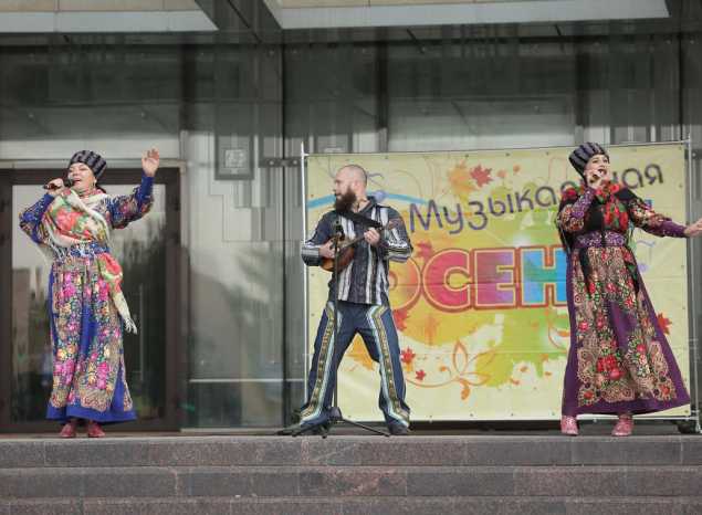 Ансамбль «Злато-Серебро» выступил в рамках акции «Осень в городе»