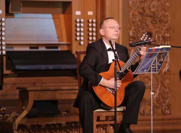 В «Пензаконцерте» выступил гитарист Олег Кисилёв