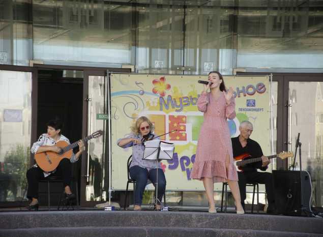 Творческий коллектив «Экспромт» выступил в рамках акции «Лето в городе»