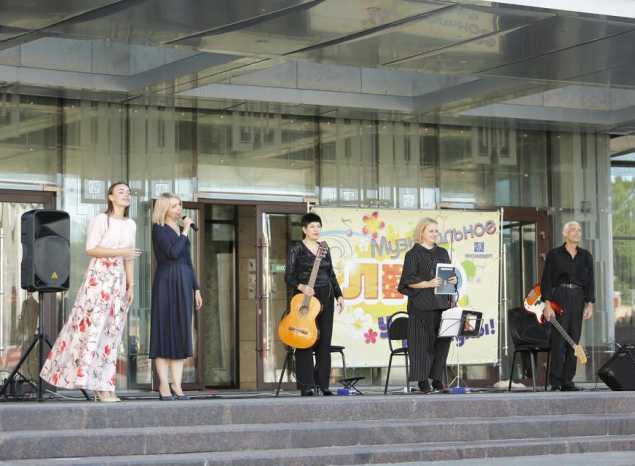 Творческий коллектив «Экспромт» выступил с программой «Музыкальное лето»