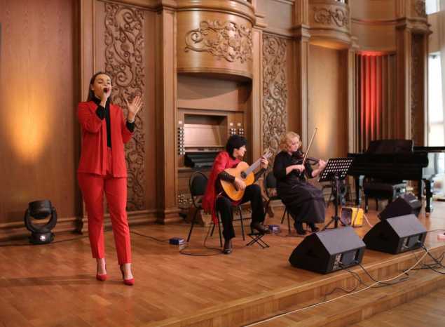 Творческий коллектив «Экспромт» выступил с программой «Весёлые нотки»