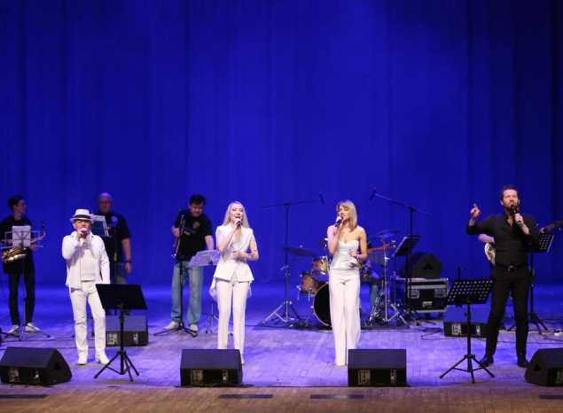 «Экспресс-бэнд» выступил с программой «Музыка в джинсах»