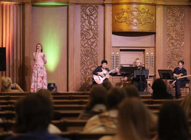 Творческий коллектив «Экспромт» выступил с программой «Попурри вокруг Света»