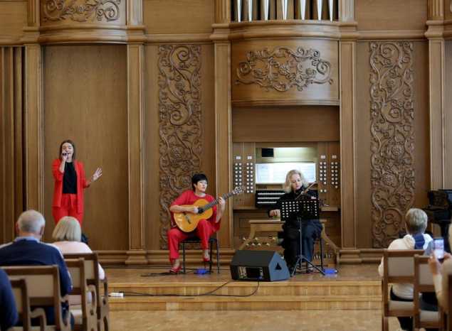 Софья Семьянова и творческий коллектив «Экспромт» выступили с программой «Музыка кино»