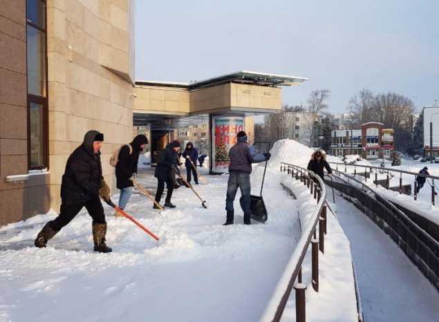 На территории «Пензаконцерта» продолжаются работы по уборке снега