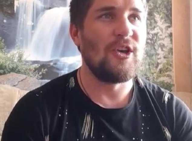 Артист ансамбля песни и танца «Казачья застава» Александр Селюнин исполнил песню «Враги сожгли родную хату…»