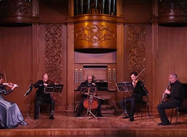 Предлагаем посмотреть фрагмент концертной программы «Квинтеты» в исполнении струнного квартета «Премьера» от 2016 года