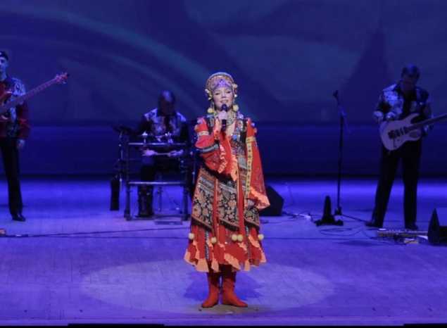 Предлагаем посмотреть фрагмент концертной программы ансамбля «Злато-Серебро» от 2015 года!