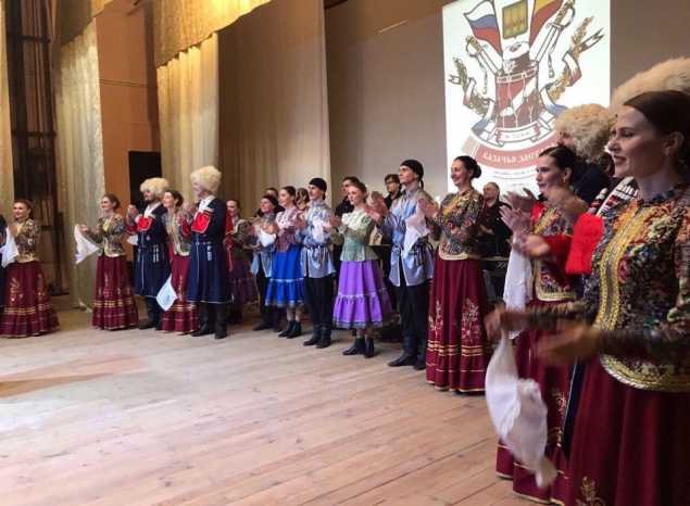 Ансамбль песни и танца «Казачья застава» выступил в Шемышейке