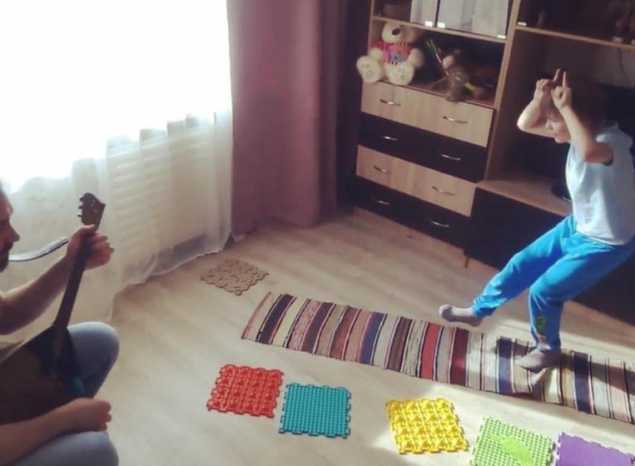 Песенку-игру проводит Николай Маркин вместе с семьёй