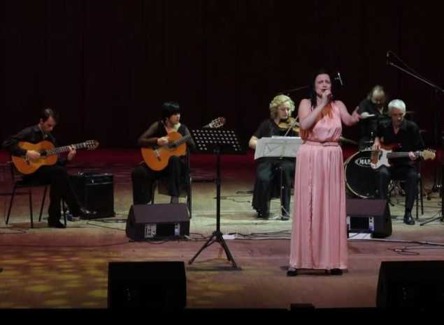 Предлагаем посмотреть фрагменты сольного концерта творческого коллектива «Экспромт» от 2015 года!