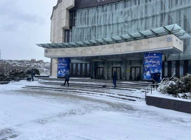 На территории «Пензаконцерта» проведены работы по уборке снега