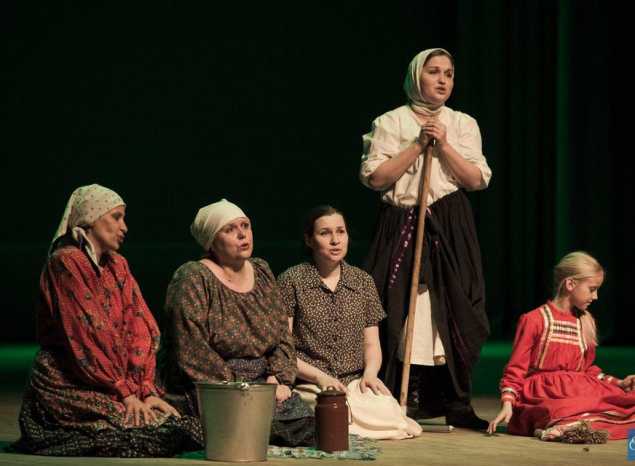 Предлагаем посмотреть фрагмент музыкального спектакля «Бабы мои, бабоньки» в исполнении ансамбля «Миряне»