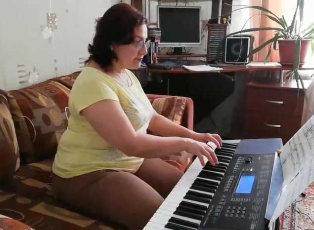 Лаура Королёва исполнила инструментальную композицию «Синица»