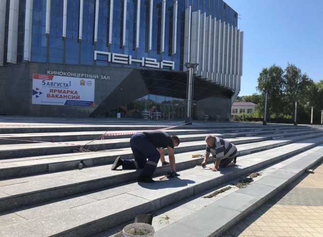 На территории Киноконцертного зала «Пенза» ведутся ремонтные работы