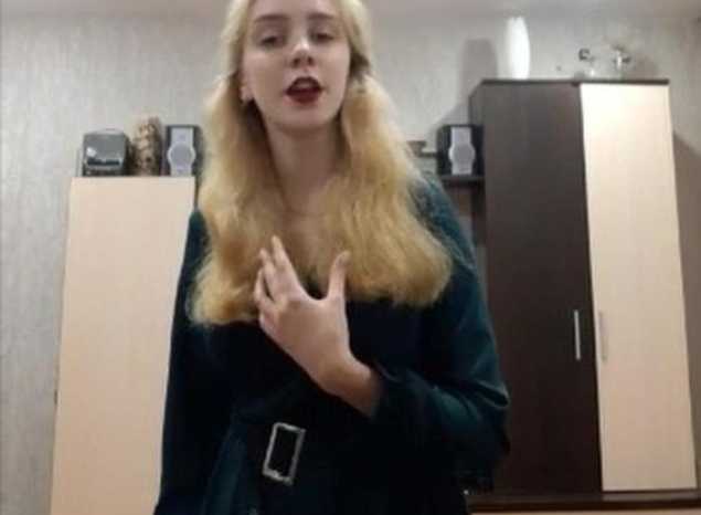 Артистка академического хора Губернаторской симфонической капеллы Елизавета Кулёва исполнила песню «Подснежник»