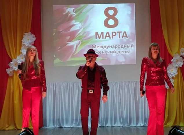 Солисты эстрадно-джазового ансамбля «Экспресс-бэнд» выступили для сотрудниц Нижнеломовского электромеханического завода