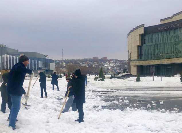 На территории ГАУК ПО «Пензаконцерт» ведутся работы по уборке снега