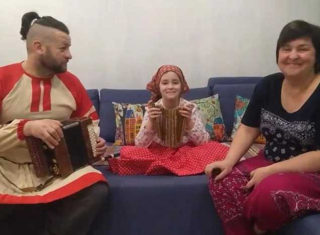 Сказку про забавную козу исполняет Татьяна Кондратьева вместе с семьёй