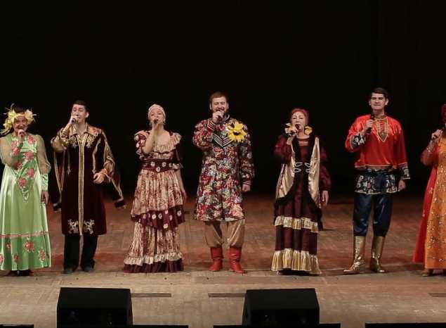 Артисты группы «Калейдоскоп» исполняют песню «Давайте верить в чудеса!»