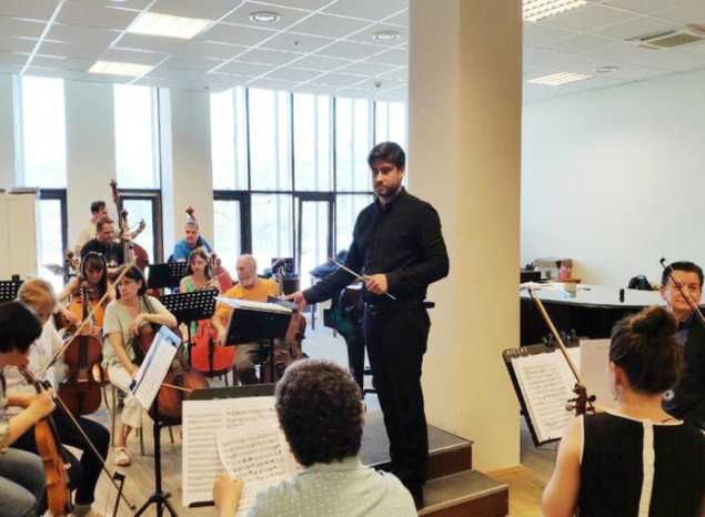 Дирижёр из Саратова Михаил Мясников приступил к репетициям с оркестром Губернаторской симфонической капеллы 