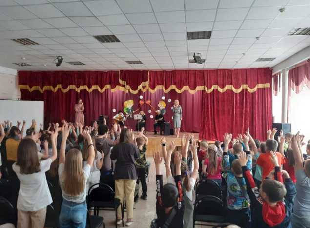 Творческий коллектив «Экспромт» выступил в школе № 57 города Пензы